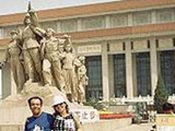 IV Festival de Arte de Pequim, China (maio, 2004) - Tranka e Marcia Calmon em frente ao mausoleu de Mao Tse Tung, em Pequim