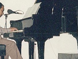 Tranka tocando piano no programa de auditorio Entre Amigos, da Radio MEC AM (RJ, 2003