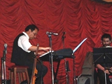 Temporada no Rio Scenarium, na Lapa, Rio de Janeiro (2009). Na banda: Tranka (arranjos, direção musical, teclado e violão), Dudu Oliveira (flauta, pícolo e bandolim), Jefferson Lescowitz (baixo acústico) e Amaro Júnior (bateria).