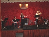 Temporada no Rio Scenarium, na Lapa, Rio de Janeiro (2009). Na banda: Tranka (arranjos, direção musical, teclado e violão), Dudu Oliveira (flauta, pícolo e bandolim), Jefferson Lescowitz (baixo acústico) e Amaro Júnior (bateria).