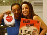 Marcia Calmon com a capa do vinil "Uma Noite no Arpége 2" (Rádio, 1957) e o maestro e seu marido, Tranka Oliveira, com o livro "Sambalanço", de Tárik de Souza.